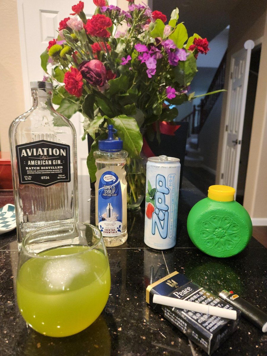 clownbarf's tweet image. I made a Zipp cocktail @ZippDotRip
- 2 parts gin (vodka could prob work too 🤷♂️)
- 4 parts Zipp
- 0.5 parts lime
- 0.5 parts simple syrup
- 🧊
- garnish with 1 cigarette 🚬
My gf made a weird face when I made her try it.
#zippitup
