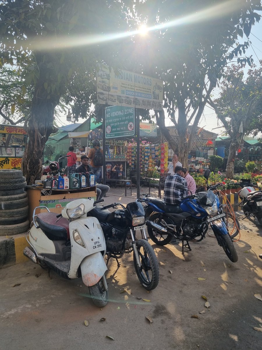 cleannoida4's tweet photo. @noida_authority @CeoNoida @ChiefSecyUP @dmgbnagar @dr_maheshsharma @NandiGuptaBJP @PankajSinghBJP @SBM_UP @UPGovt Sec 121, opposite cleo County,  what is the meaning of the board, when footpath is full of vendors and garbage. https://t.co/3vG4XVn3k5