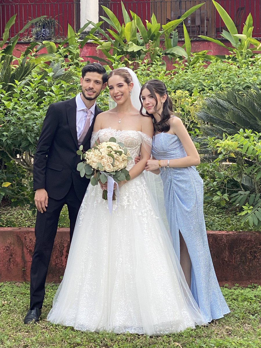 mikecastillo70's tweet photo. Se casó mi princesa mayor . La vida me regala una nueva familia !! Bendiciones para ustedes . Los amo !! https://t.co/IVacTpRZCr
