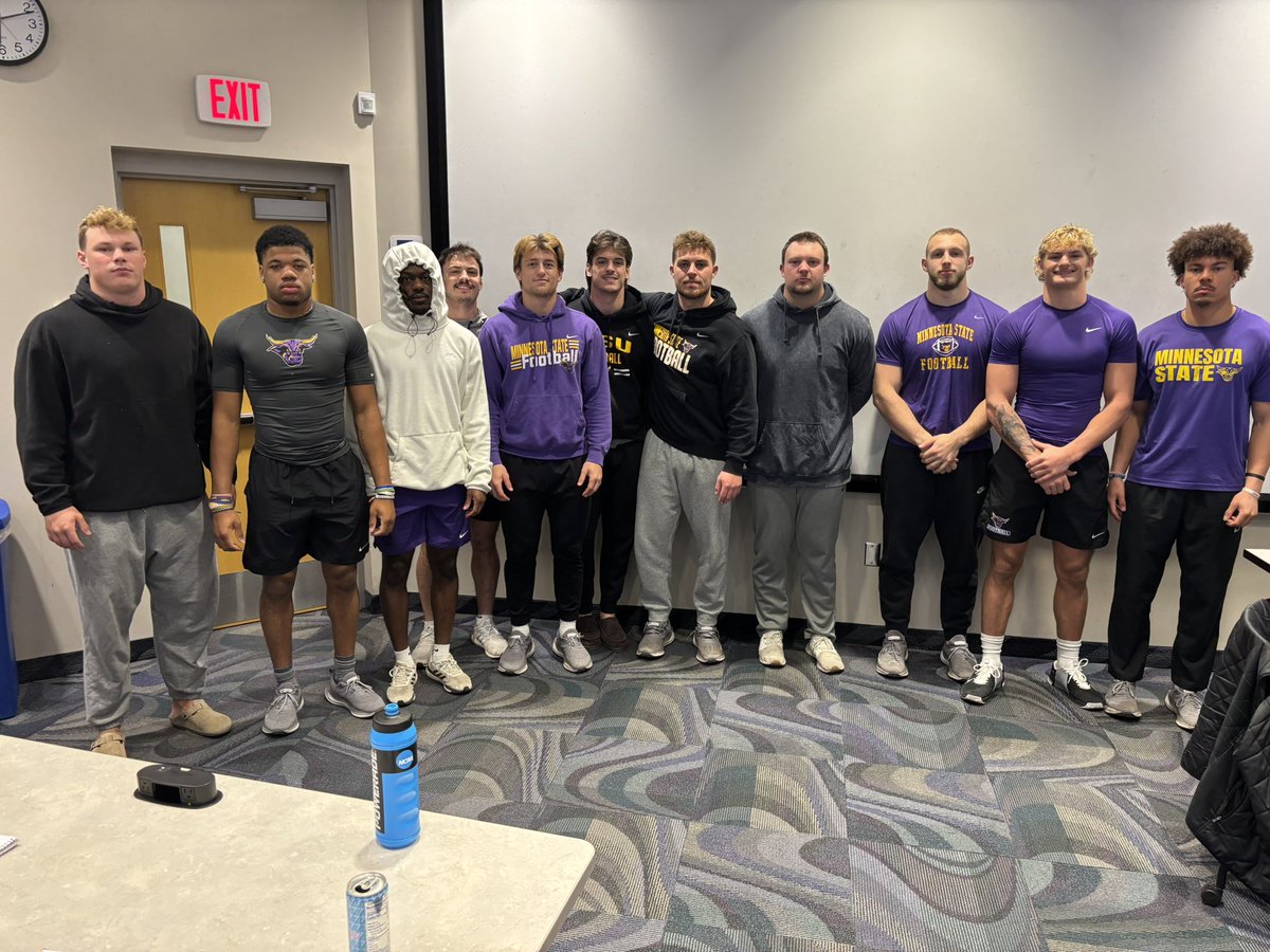 🏆 THE GOLD STANDARD MEMBERS 🏆

These are the student-athletes that were in their Gold Standard for all THREE of their Major lifts! This takes a lot of hard work and dedication in the weight room! 

🤘🏽😈#FEAT #HornsUp