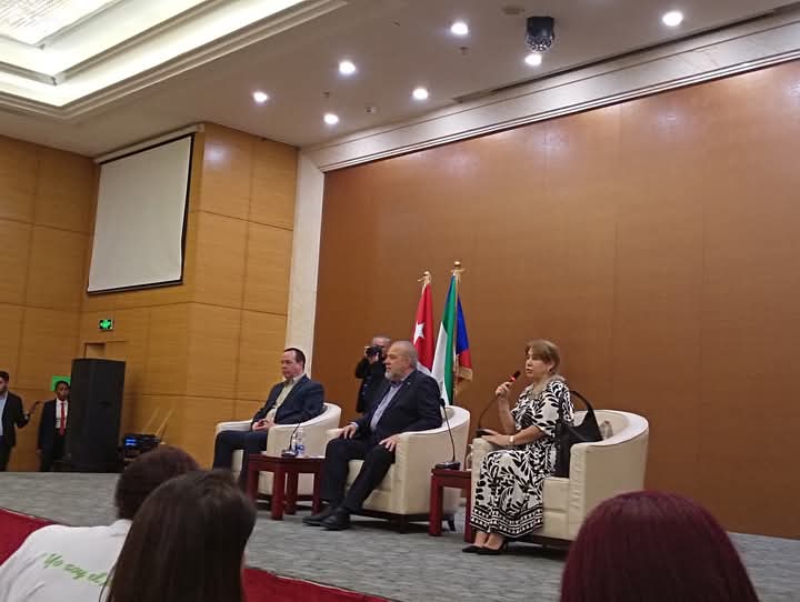 ⚕Ministro de Salud Pública de Cuba, <a href="/japortalmiranda/">José Angel Portal Miranda</a>, junto al Primer Ministro <a href="/MMarreroCruz/">Manuel Marrero Cruz</a>, sostuvo encuentro con colaboradores 🇨🇺 de #Salud en Guinea Ecuatorial y egresados de ese país en Universidades cubanas.
#CubaPorLaVida
🧵1/2