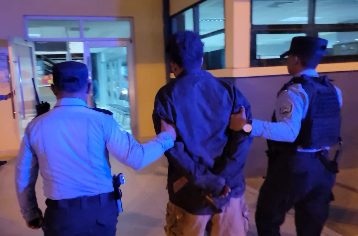 PoliciaHonduras's tweet photo. Capturado el sospechoso de haber cometido una violacion en perjuicio de una niña de 17 años en Comayagua
@SSEGURIDADHN @hegusave @MartinezMadrid_ https://t.co/OVqsY4orBJ