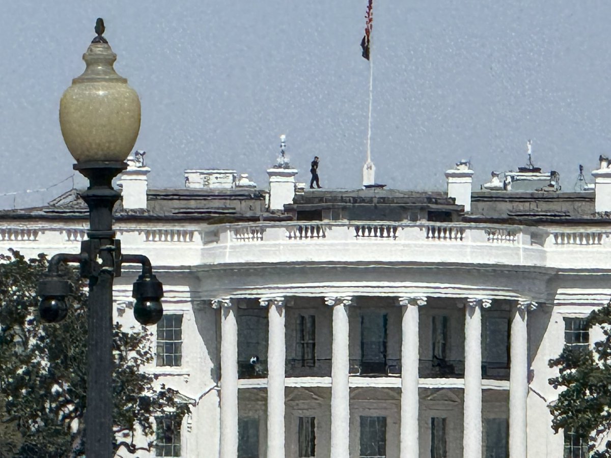 _JamesPato39's tweet photo. Just a picture of a Secret Service agent standing on the roof of the White House https://t.co/KA4dQkwh9c