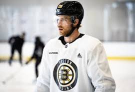 BlackNGoldPod's tweet photo. #28 ELIAS LINDHOLM GETS THE PASS FROM #45 COLE KOEPKE AND GOES FOREHAND-BACKHAND TO MAKE IT 1-0 BRUINS 19 SECONDS INTO THE GAME!! #NHLBruins #BOSvsLA #Boston https://t.co/eqA3e7hXz8