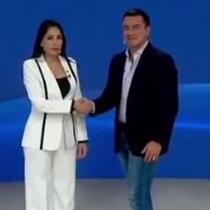 Zafireguld's tweet photo. Mis padres cuando firmaron el divorcio 

#EleccionesEcuador2025 https://t.co/i8MZMgtJYh