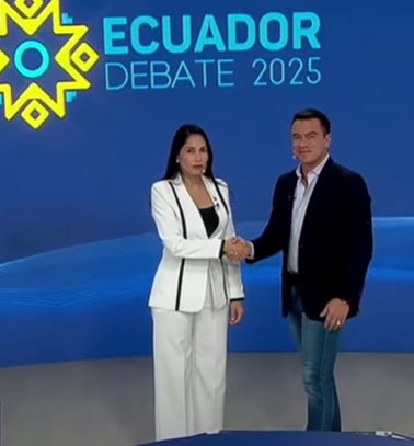 mrtheortega's tweet photo. Cuando te toca darle la mano al profe que te cae mal en la graduación:

 #EleccionesEcuador2025 https://t.co/gMtB0MB6yM