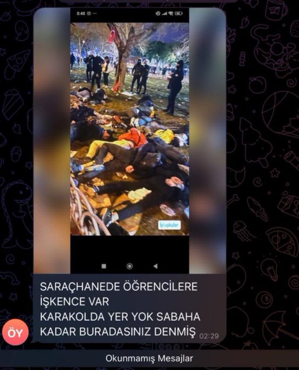 Onlarca üniversiteli polislerce; "Karakolda yer yok, sabaha kadar buradasınız" denerek elleri ters bağlanarak yerlere yatırıldı!

Görüntüleri sosyal medyada paylaşan polis, işkence görüntülerinin altına "İyi uykular" yazdı!