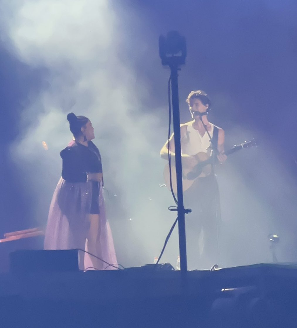 ShawnUpdatesSA's tweet photo. 📸| Fotografías de Shawn Mendes en el momento que subió al escenario a una joven rapera mapuche llamada MCmillaray durante Youth quien usa su música para fomentar y concientizar la cultura mapuche en su país 🇨🇱 https://t.co/DvzvqRcv7B