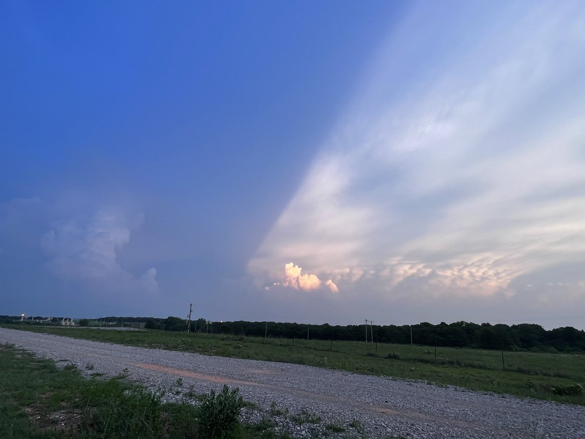 StormChaseTeam's tweet image. Happy Sunday! Today’s #StormySunday photo was taken by Sophia Kennelly on May 11, 2023 in Bradley, KS ⛅️
To be featured in future Stormy Sunday posts, fill out the form in our bio!