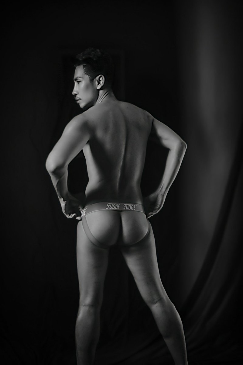 แสงและเงา #port #portrait #portraitphotography #lovemyself  
📸 🙏🏼 <a href="/ntpswong/">Ntpswong</a> @oui115 🩲 <a href="/fudge/">Fudge AI</a>.bkk