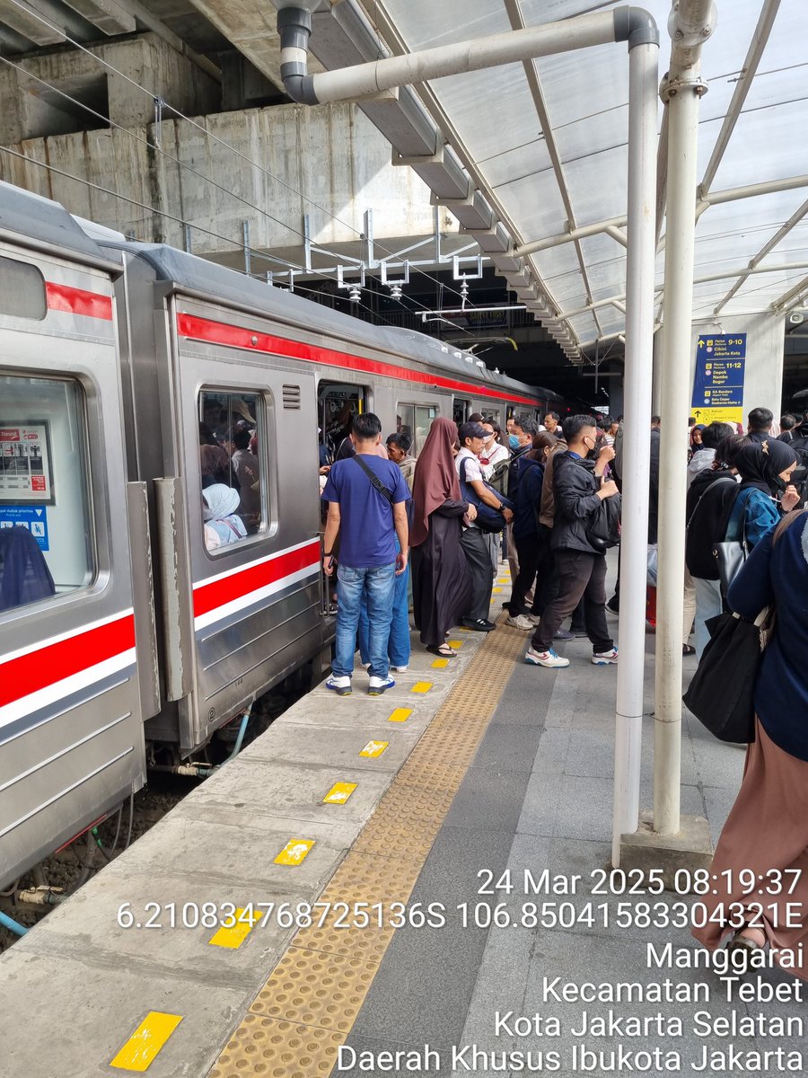 radityagusti3's tweet photo. @CommuterLine min, ini kereta cikarang - angke #5055 emang hadwalnya ga sesuai atau gimana ya kok rutin telat. Ini dijadwal sampe manggarai 7.57 aktualnya 8.18, 21 menit lebih. Tolong dievaluasi dong, GAPEKA nya dievaluasi lagi https://t.co/ni56TGLt0c