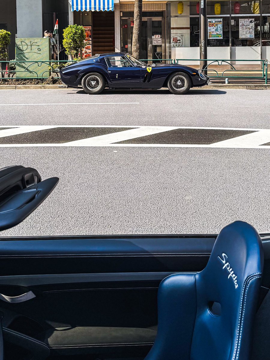 kenmsaito's tweet image. Casual street parked 250 GTO out for breakfast.