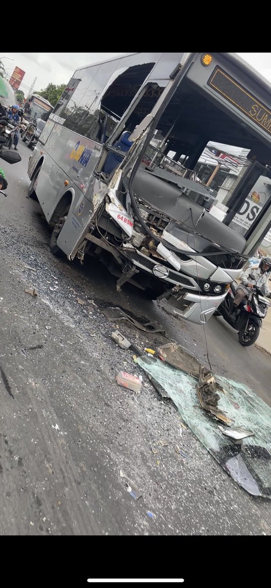 Terjadi kecelakaan di Jl. Siliwangi arah Rawa Panjang akibatkan kemacetan panjang.