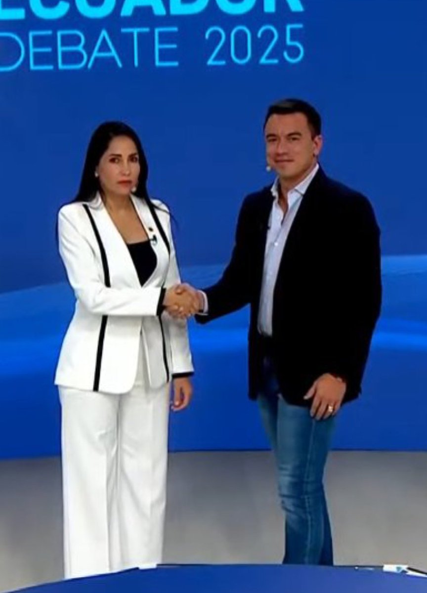 El presidente Noboa entregando el bono a una madre soltera que no trabaja