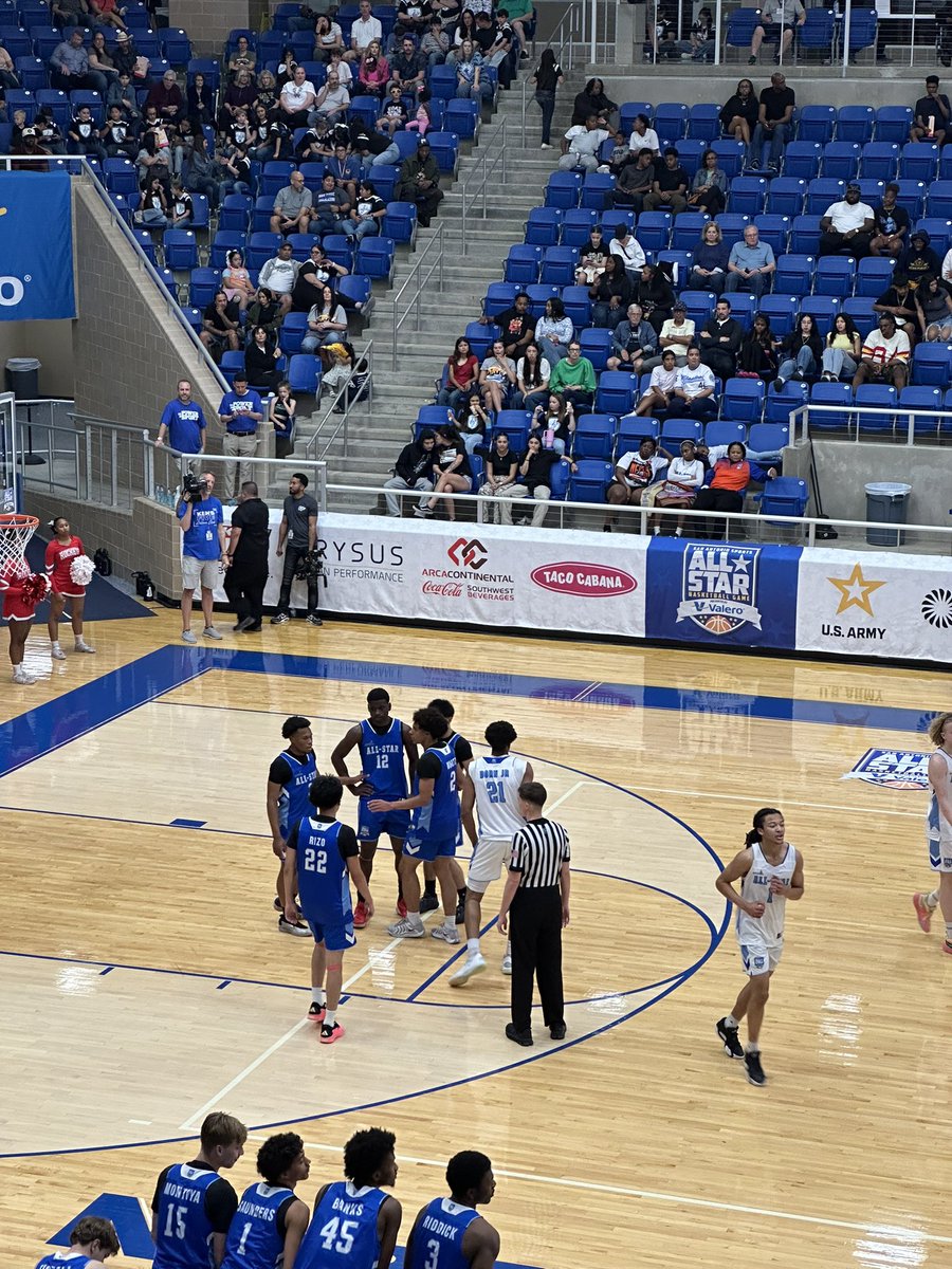 🚨All Star Game Updates🚨
And 1! <a href="/The_IvanDornJr/">Ivan Dorn Jr</a> with the bucket down low. Heading to the FT line. 

Team white leads it 11-3 early 1Q
#AlamoCityHoops #SASAllstarGame <a href="/SA_Sports/">San Antonio Sports</a>