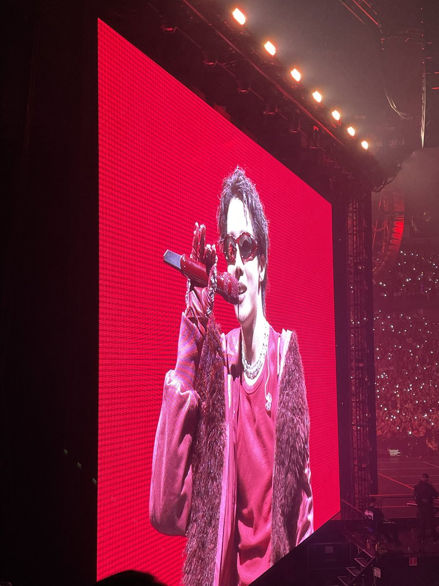 hobaspower's tweet photo. el mejor día de mi vida!!! vi a la persona que más amo y admiro, lloré demasiado y sigo sin creer que es real te amo mucho hoseok❤️ https://t.co/QMRml2Jquq