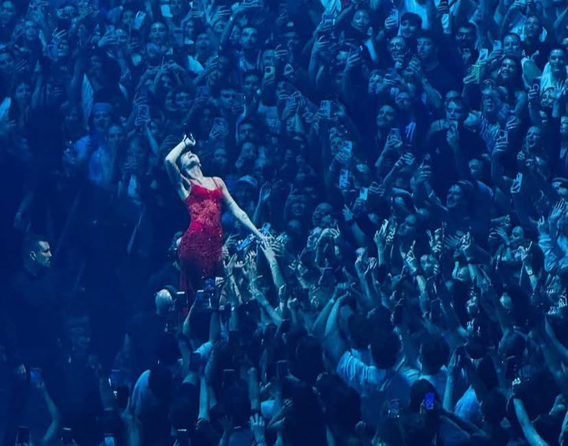 swizzou's tweet photo. #ROTour is the tour of the year 🎤❤️🔥💃🏻🪽 https://t.co/m17ENFkI4P