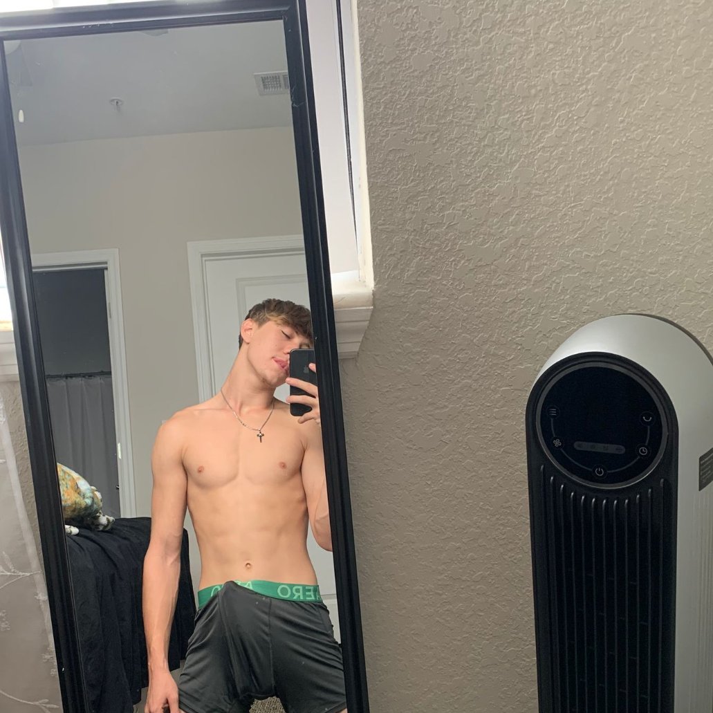say hi for a suprise d pic in ur dms 😜