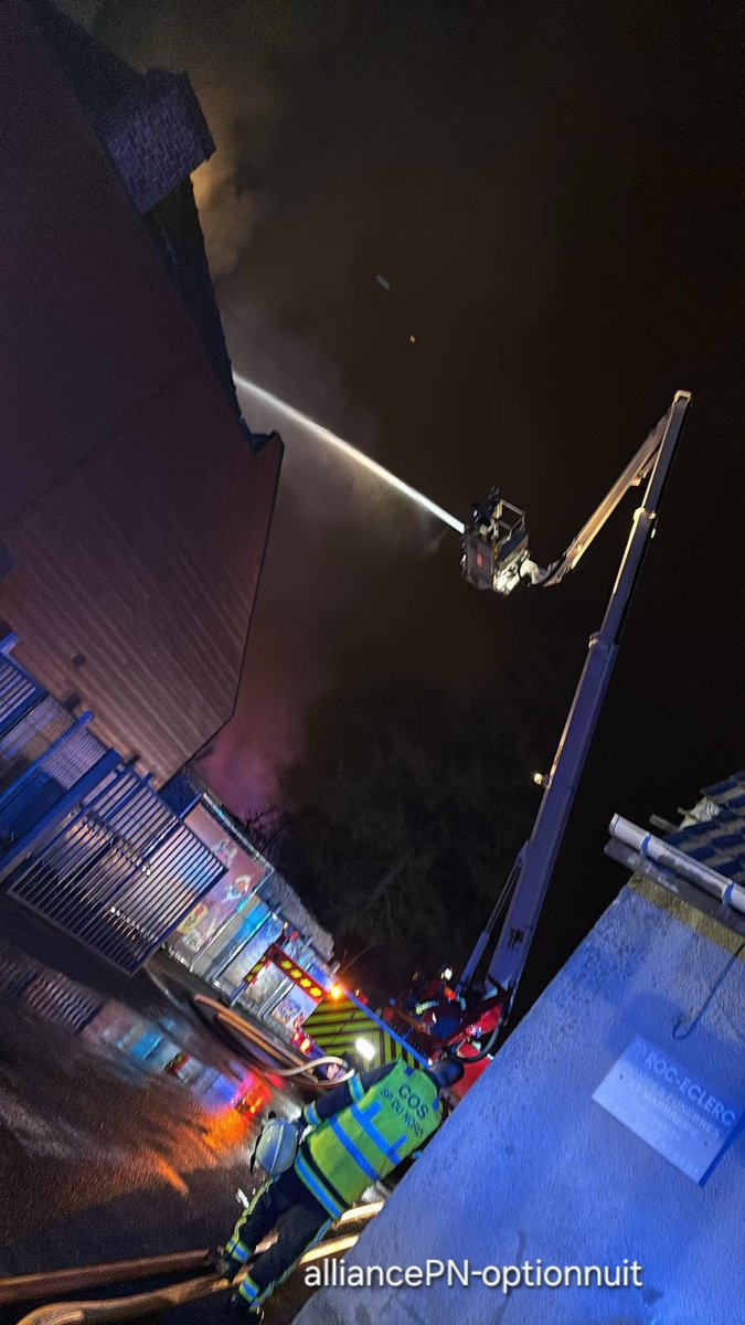 williammaury34's tweet photo. Suite à un incendie de commerces à #sinlenoble, les 👮🏻‍♂️ sont rentrés dans le bâtiment pour évacuer et mettre en sécurité 12 personnes dont des enfants et ainsi les sauver. Félicitations et courage aux #pompiers encore sur place. Merci aux heros du quotidien 
@prefet59 https://t.co/gPhCiX568O