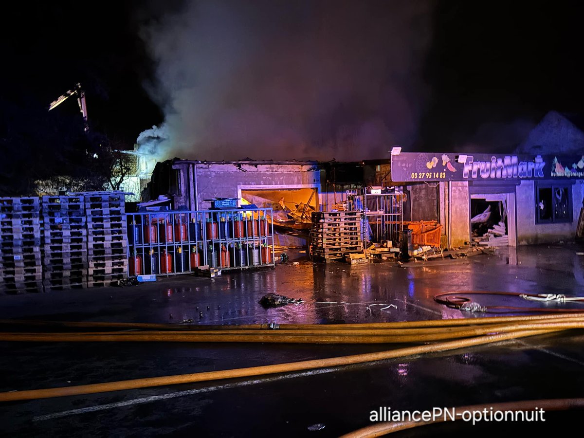 williammaury34's tweet photo. Suite à un incendie de commerces à #sinlenoble, les 👮🏻‍♂️ sont rentrés dans le bâtiment pour évacuer et mettre en sécurité 12 personnes dont des enfants et ainsi les sauver. Félicitations et courage aux #pompiers encore sur place. Merci aux heros du quotidien 
@prefet59 https://t.co/gPhCiX568O