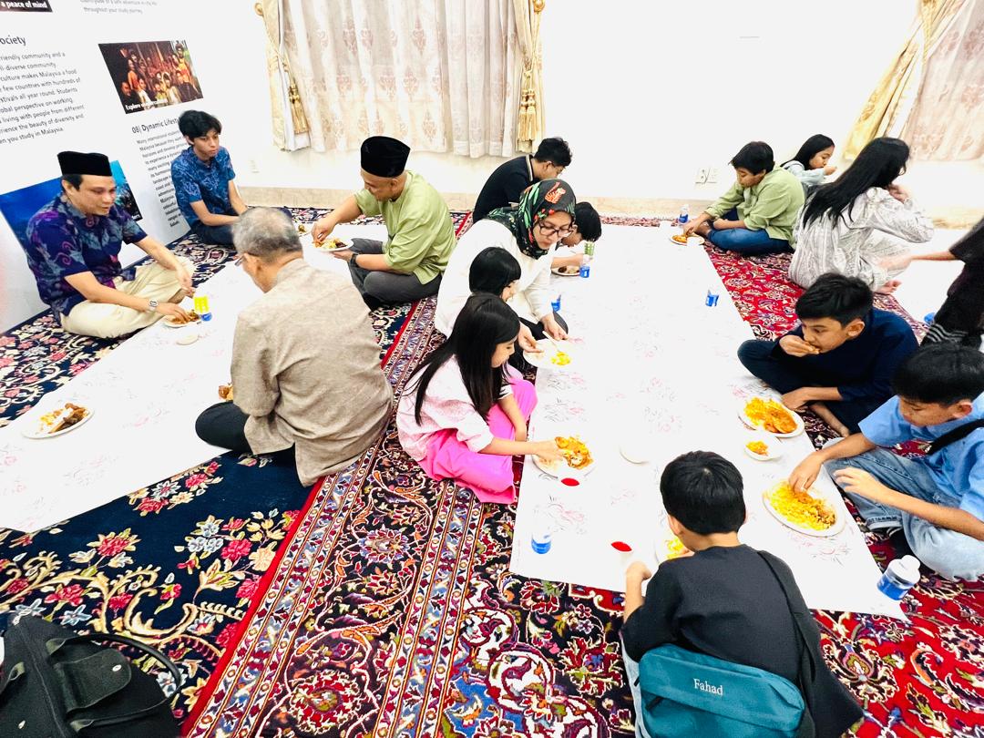 MYCGHCMC's tweet photo. Penganjuran Iftar Konsulat Jeneral Malaysia di Ho Chi Minh City bersama HBS dan keluarga telah diadakan pada Sabtu, 8 Mac 2025.
Semoga ukhuwwah dan ikatan silaturrahim dapat terjalin dengan lebih rapat dan terus kukuh. https://t.co/Vfr3wyimV0