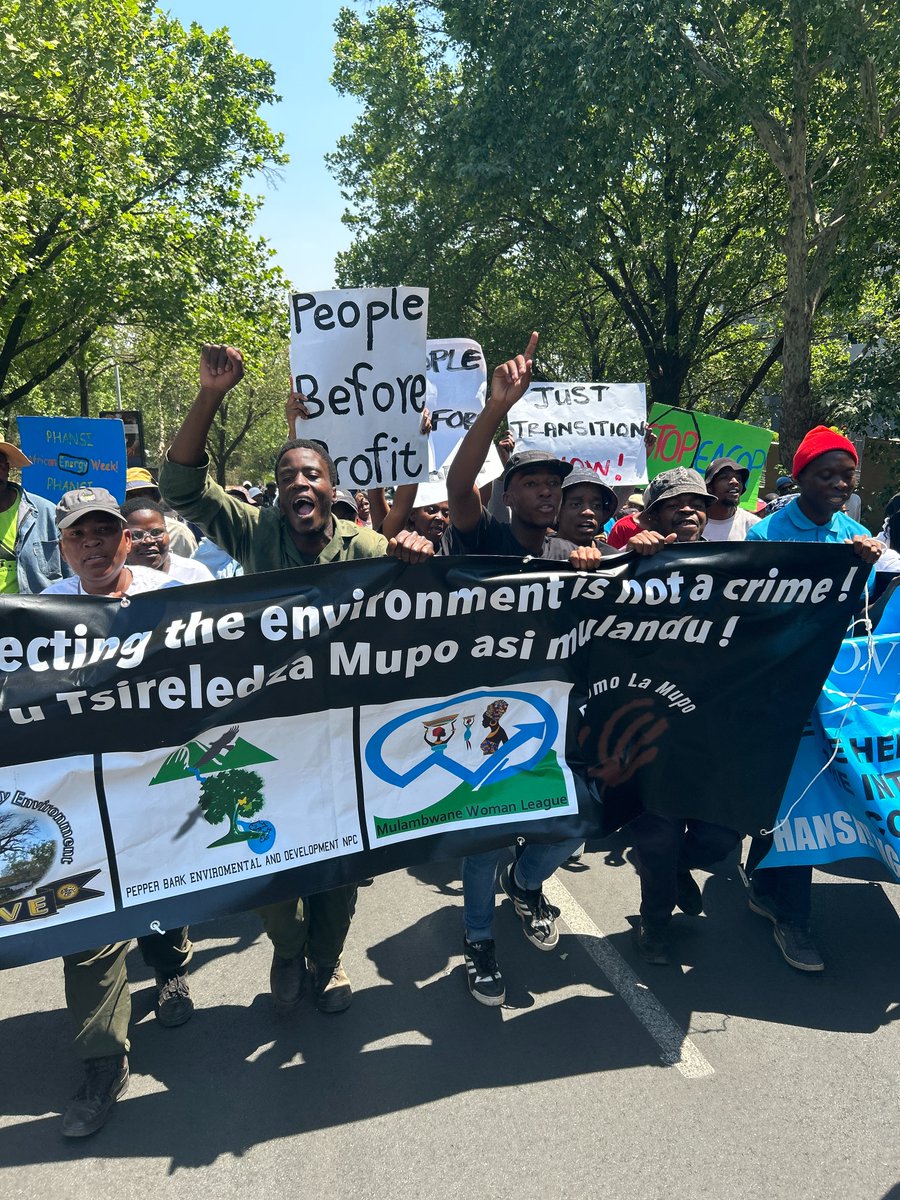 Floods, droughts, displacement, devastation

We're not in the street for fun, we're fighting for Africa's future.

You should too! Sign the petition 👇🏿
globalcitizen.org/en/action/afri…