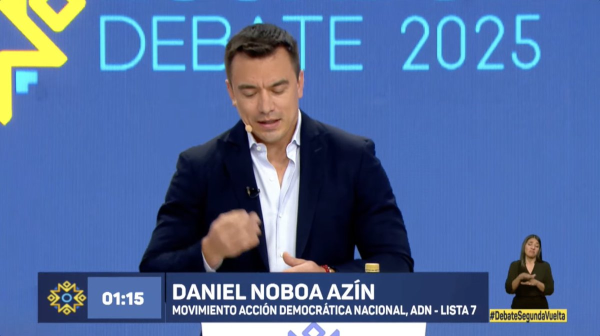 "Luisa te desdolariza", usa Daniel Noboa como slogan de este debate al inicio del eje de economia y empleo. El riesgo país ha subido cuando Luisa pasó a segunda vuelta, afirma.
#EcuadorDebate #DebatePresidencial
