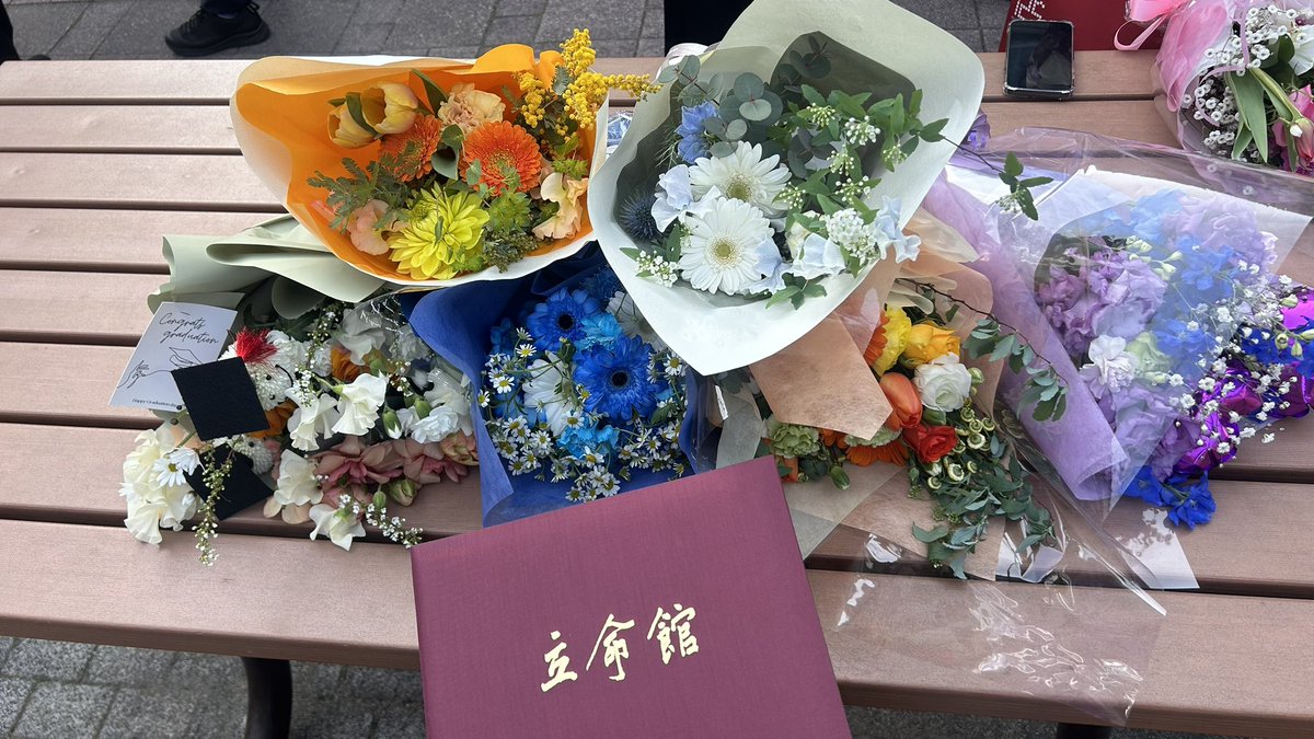 ayaha__LiLi's tweet photo. 先日、無事に大学を卒業しました！！
やりたいことを詰め込んだ4年間
最高に充実してました！
そして16年間なに不自由なく学校に通わせてくれた両親に感謝です。

友達もたくさん会いにきてくれて、幸せな卒業式でした❤️ https://t.co/BaGBkFVrTR