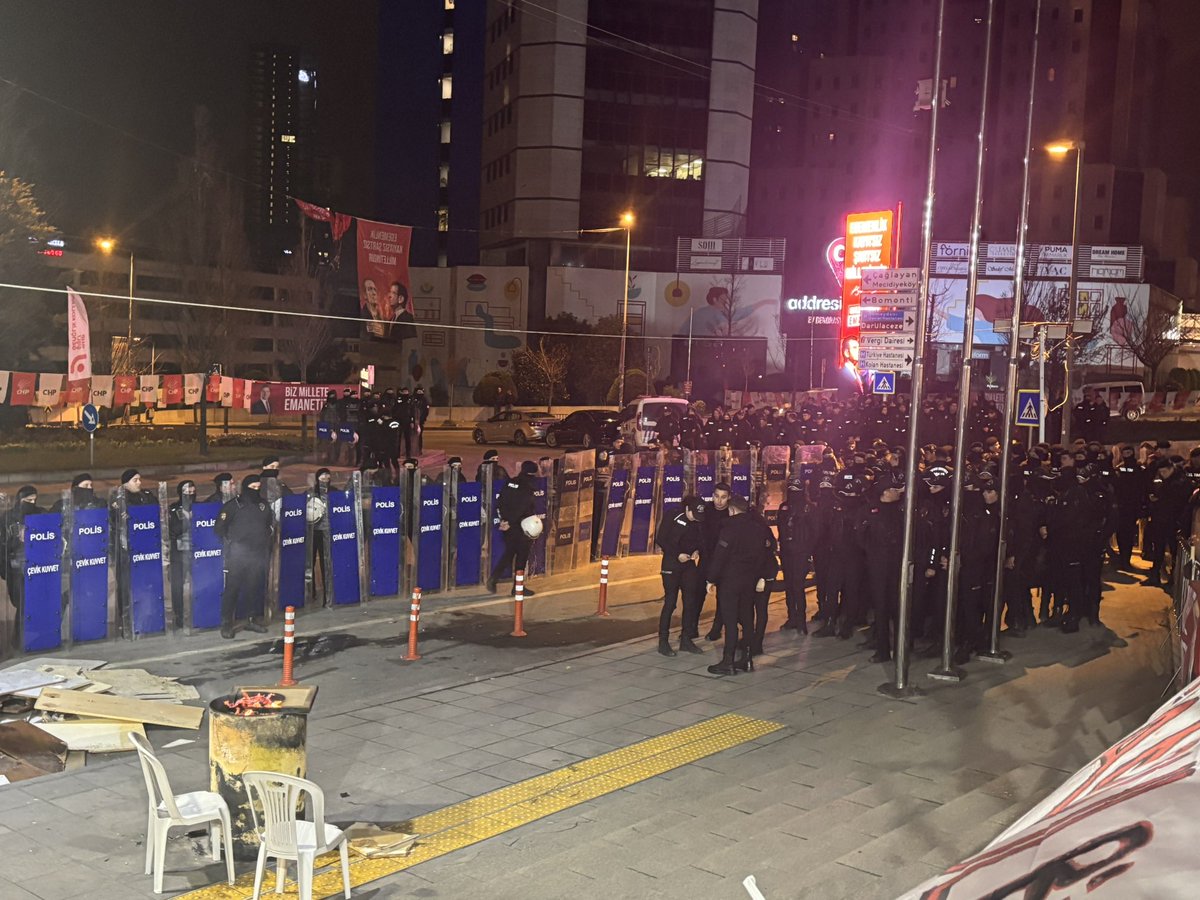 05.40
Kayyum atanan Şişli Belediyesi’nin etrafına polis an itibariyle barikat kurdu. Bina çevresi tamamen ablukaya alındı. Vekiller en önde bekliyor.