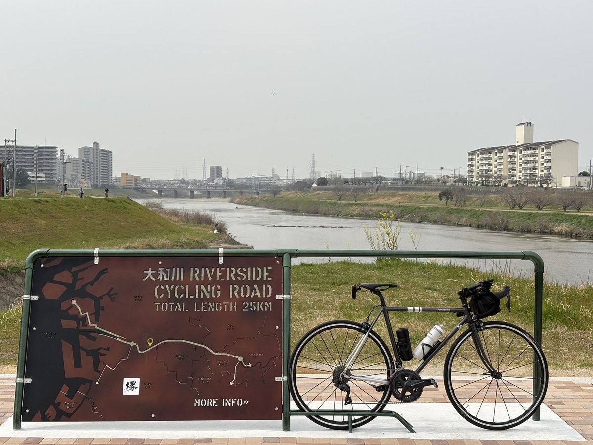 tk4221's tweet photo. 大和川サイクリングロードに新しいモニュメントが出来てた。

ロードバイクをセットして撮られるようになってる。 https://t.co/K4OCOWTSXT