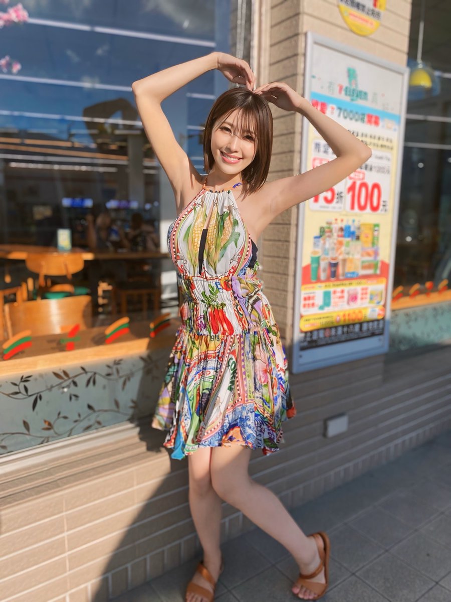 撮影終わりでオフモードな私✨
旅行用に買ったワンピースなんやけど、やっぱり日本で着るには派手かなぁ？(´・ω・｀)

⬇️つばさ舞4th写真集『翼』 絶賛発売中！
https://t.co/GODdx8mqGD https://t.co/GjxUbnD1p1