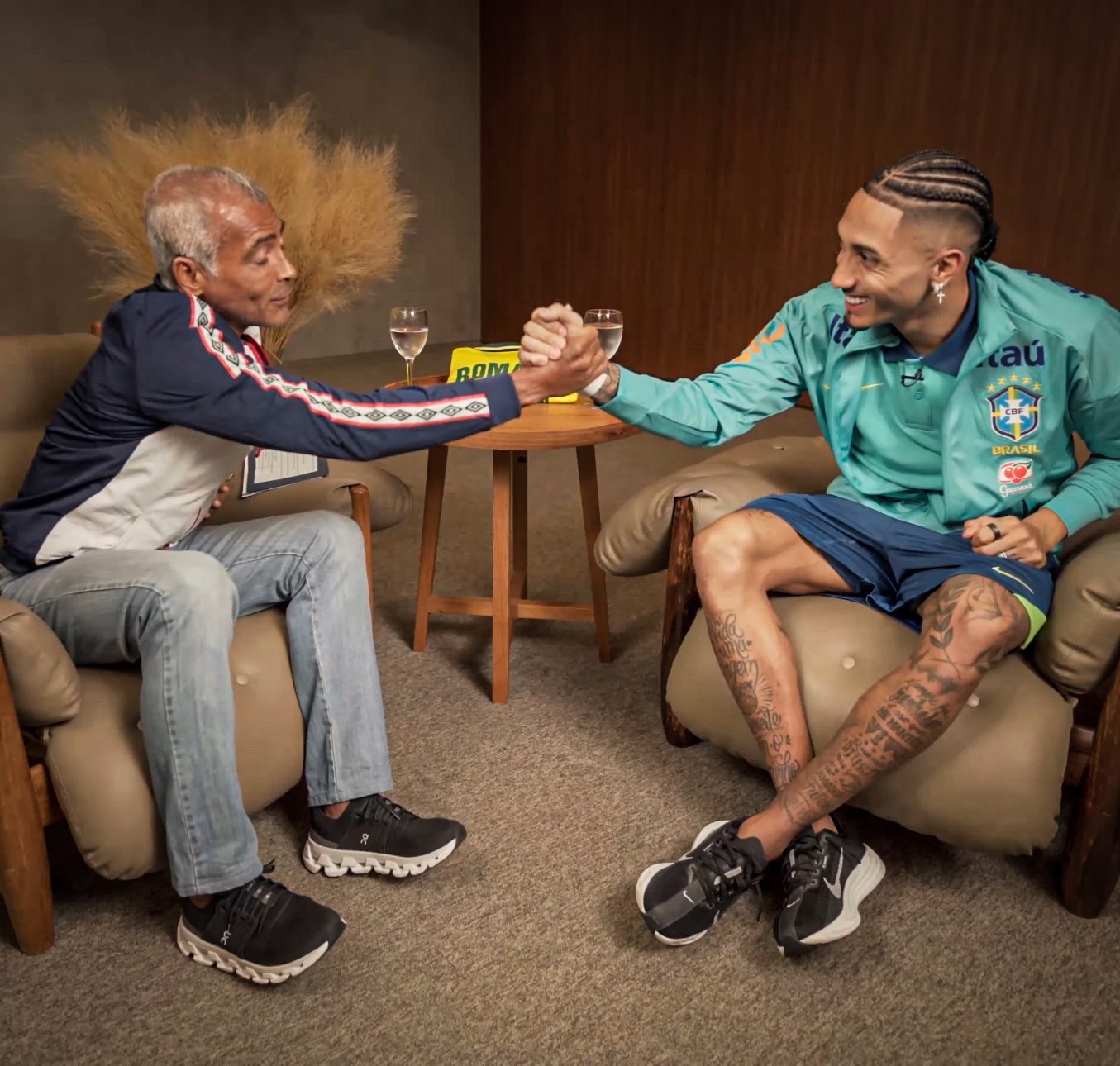 Raphinha durante entrevista para Romário - Foto: Reprodução 
