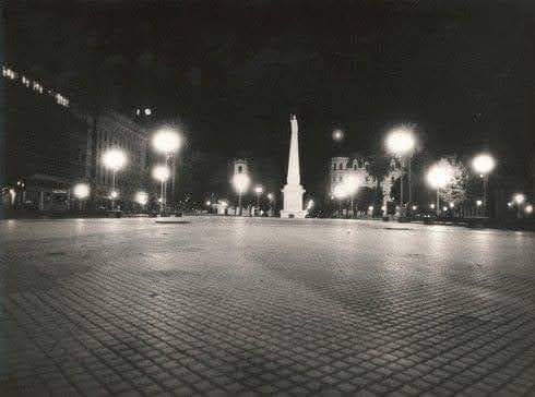 MaxiJRoldan's tweet photo. Minutos después de producirse el golpe de Estado, el reportero gráfico Héctor "Puchi" Vázquez tomó esta foto de una desolada Plaza de Mayo. 

Miércoles 24 de marzo de 1976. https://t.co/OA2ywCrPHz