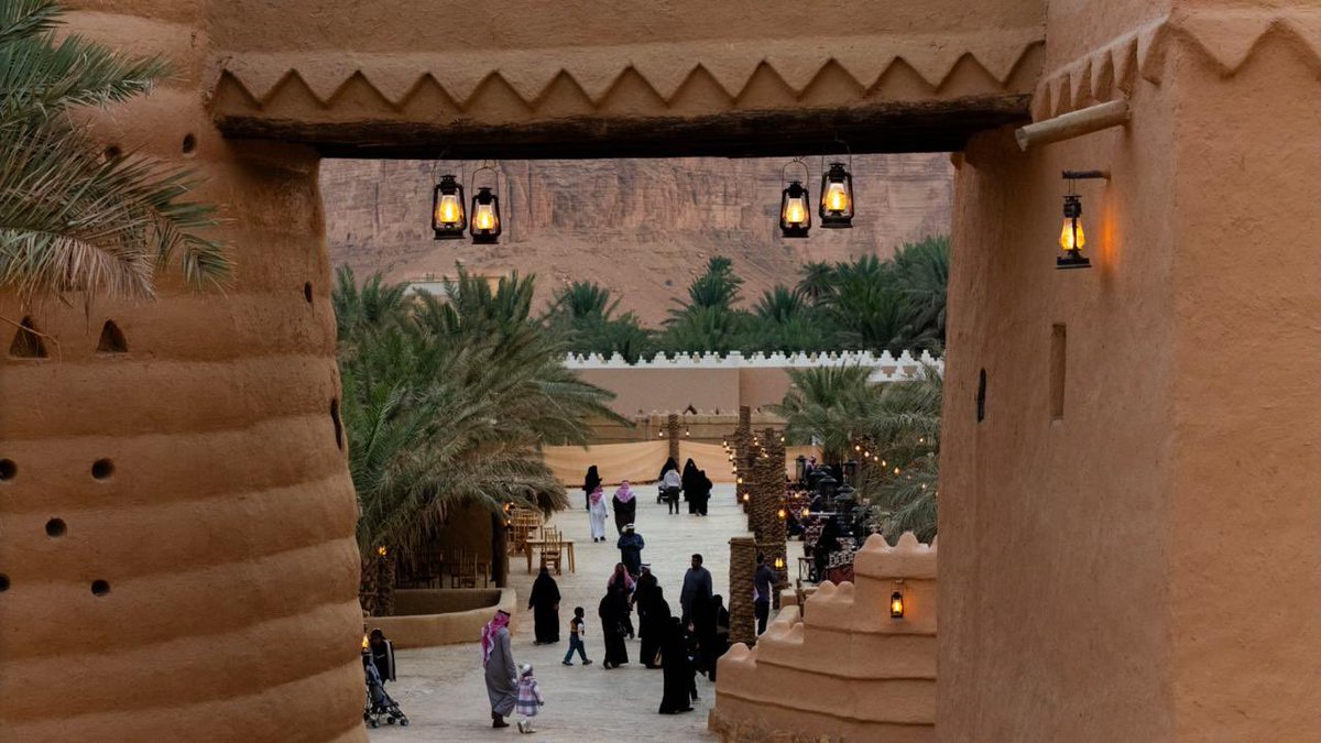 hareqnews's tweet photo. #سوق_المفيجر_التراثي يعلن عن فتح أبوابه للزوار،ثاني وثالث أيام عيد الفطر المبارك لهذا العام 1446هـ ،وحددت إدارة السوق وقت الافتتاح والتي تبدأ من الساعة الرابعة والنصف عصرا حتى الساعة الثانية عشرة مساء، ونوهت إلى وجود العديد من الفعاليات والمفاجآت التي تنتظر الزوار ،وكذلك للدخول المجاني الأطفال حتى سن ٧ سنوات والخادمات.
كما أعلنت إدارة السوق عن توفر سكن لمن هم خارج المحافظة، حيث سيتم البدء في تأجير #الشقق_الفندقية_بالحريق ،الجديدة والواقعة مقابل الحديقة العامة بالمدينة الجديدة بالحريق، ويمكن الحجز فيها عن طريق رقم الجوال 0540398968.

يشار أيضا إلى أن إدارة السوق؛لا تزال تعمل على إنهاء الفندق الواقع في وسط سوق المفيجر التراثي،وكذلك إستكمال تأثيث الدور السكنية داخلها والتي ستصبح متاحة للزوار قريبا.