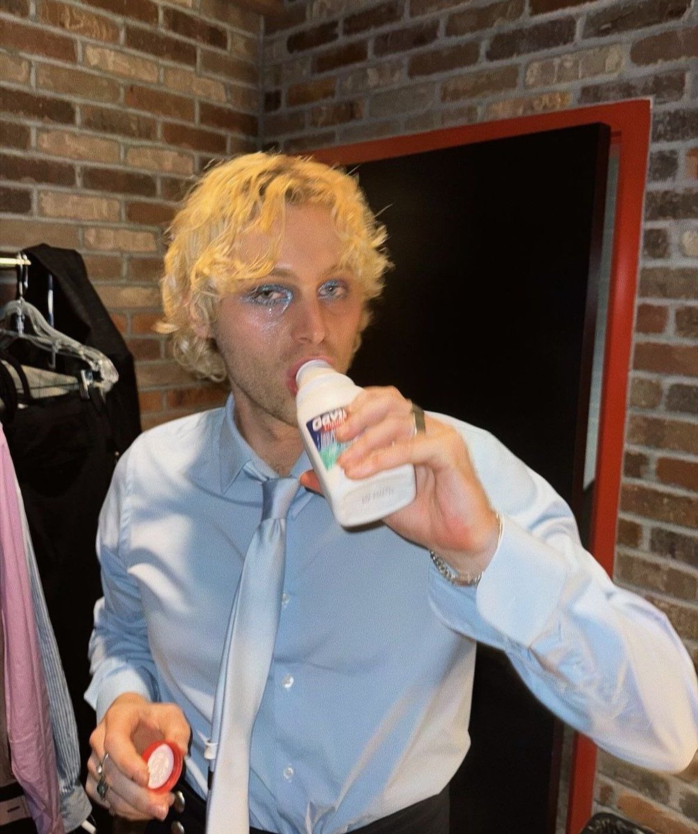 moodsw1ngsluke's tweet photo. i miss him and his weird heartburn drink https://t.co/zeVkY0n3Gx