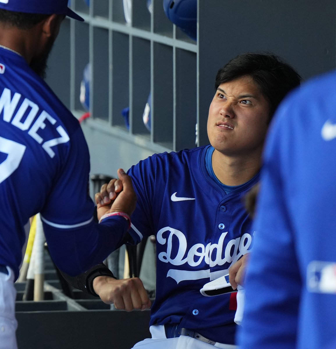 オープン戦・ドジャース対エンゼルス　試合前、ベンチでテオスカー・ヘルナンデス（左）と、にらめっこするドジャース大谷翔平（撮影・菅敏）＃ドジャース ＃大谷翔平　＃dodgers ＃shoheiohtani ＃mlb ＃日刊スポーツ ＃写真映像部 ＃カンビン