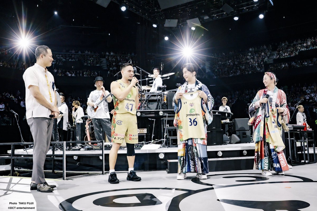 RyukyuKings's tweet image. 3/23(日)に沖縄サントリーアリーナで行われたDREAMS COME TRUE全国ツアー最終日、36周年目を迎える #ドリカム のお二人にユニフォームを贈呈しました。

ユニフォームは #キングス を代表して#47…