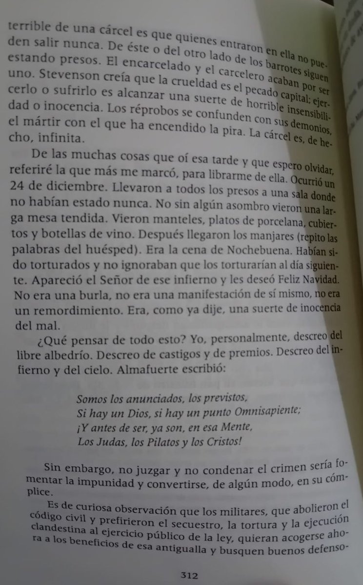 ladrondesabado's tweet photo. Les dejo a Borges narrando su experiencia cuando escuchó el testimonio de Víctor Basterra, secuestrado por la dictadura y estuvo en la ESMA, y también una foto suya junto al fiscal Julio Strassera https://t.co/R4E3j9dgmF