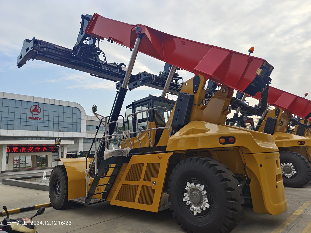 HuFreda's tweet image. #sany SANY Reach Stacker SRSC45H1😍