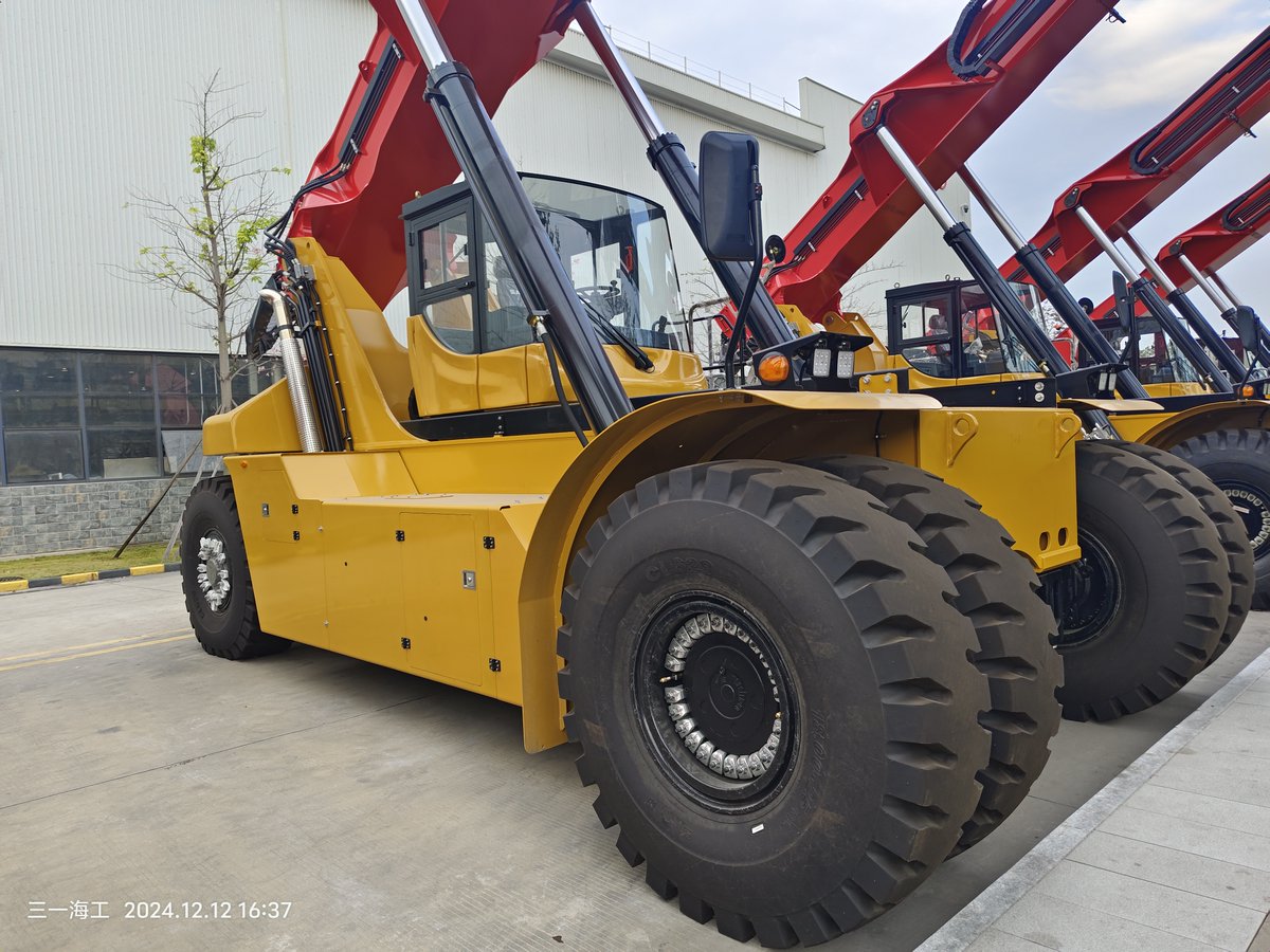 HuFreda's tweet image. #sany SANY Reach Stacker SRSC45H1😍