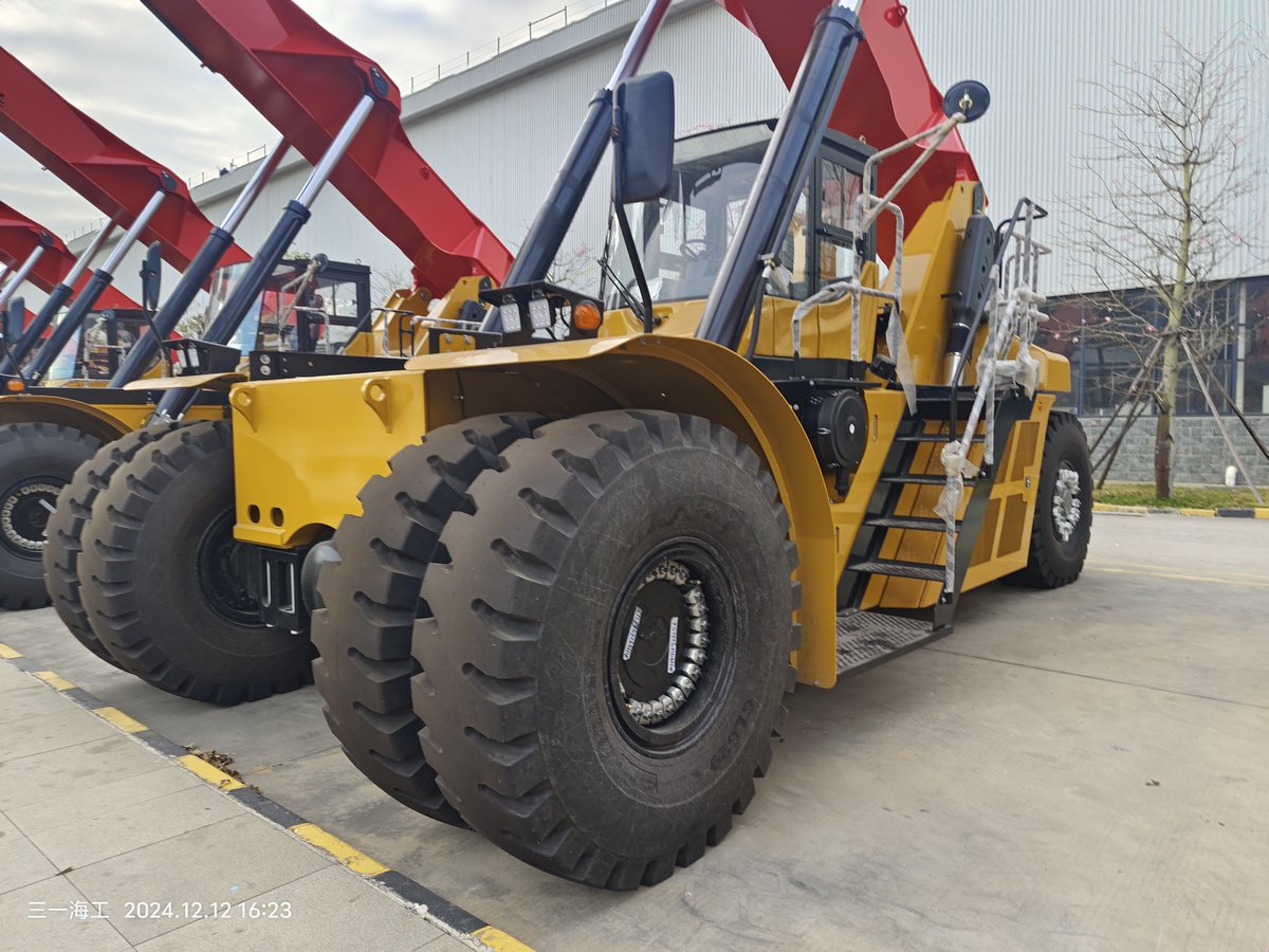 HuFreda's tweet image. #sany SANY Reach Stacker SRSC45H1😍