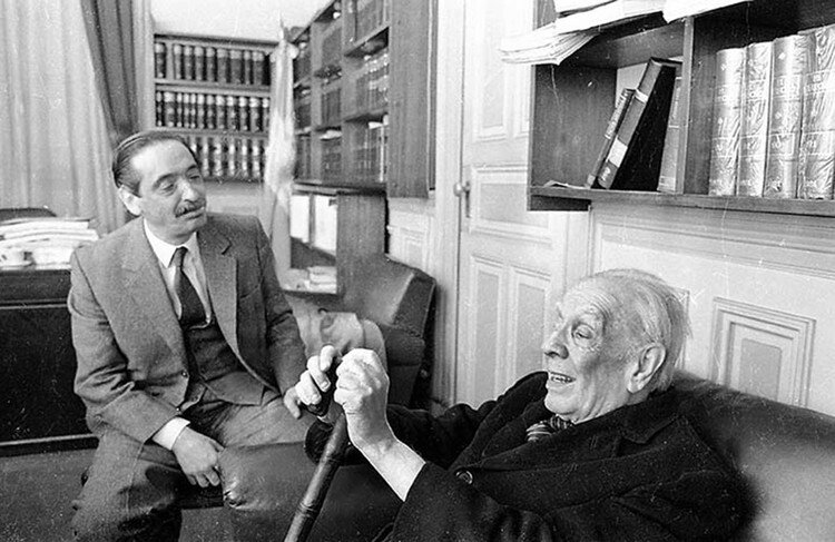 ladrondesabado's tweet photo. Les dejo a Borges narrando su experiencia cuando escuchó el testimonio de Víctor Basterra, secuestrado por la dictadura y estuvo en la ESMA, y también una foto suya junto al fiscal Julio Strassera https://t.co/R4E3j9dgmF