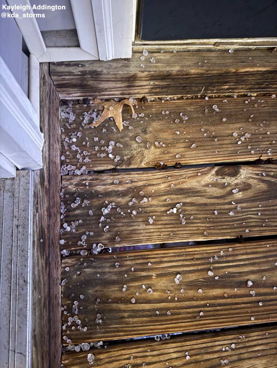 kda_storms's tweet photo. Pea-size hail and lots of thunder and lightning in Starkville! #mswx https://t.co/rH9qXg0FwI