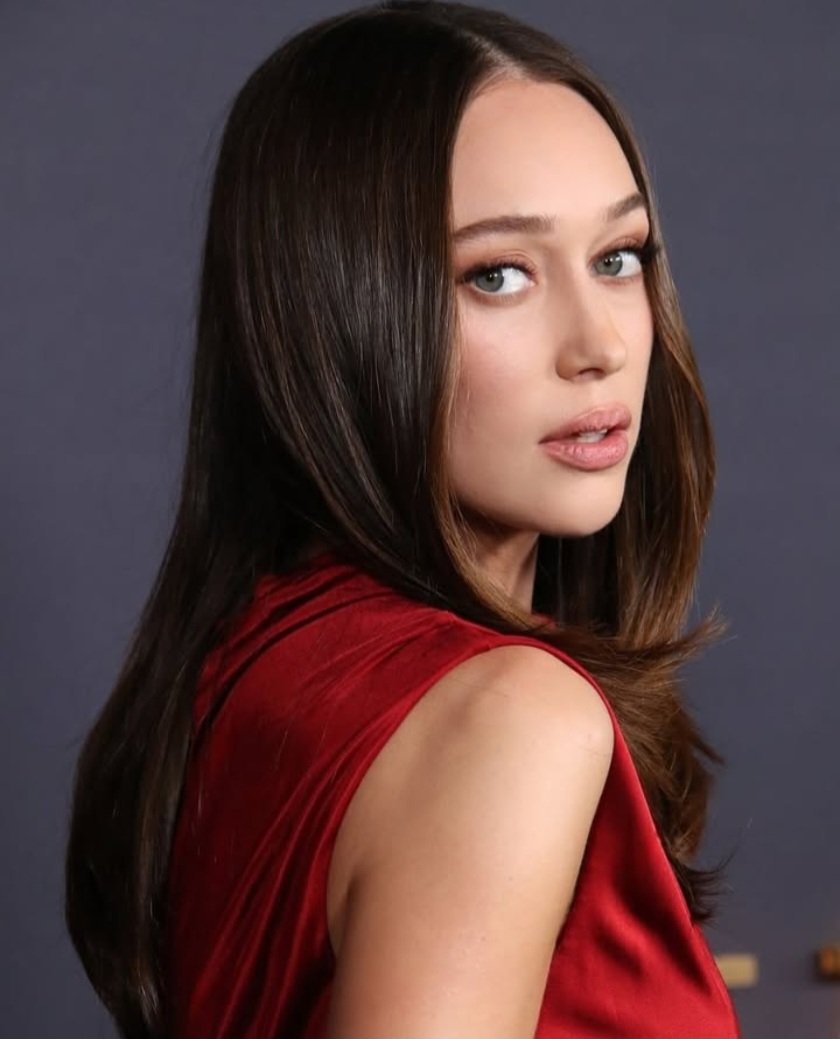 LOOK AT ALL THE FLAWS SHE DOESN'T HAVE