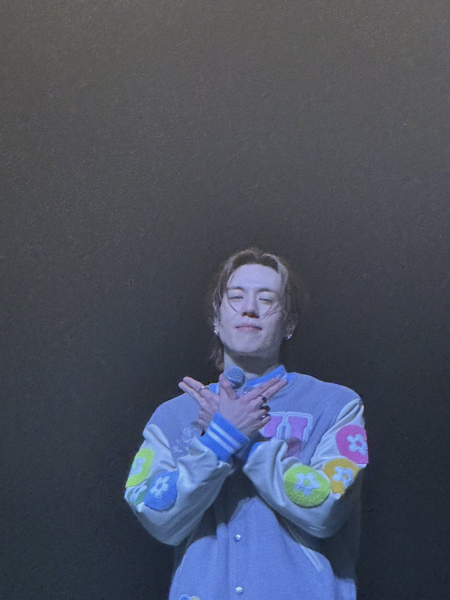 BamBamsSunshine's tweet photo. While Yugyeom was in NYC  &amp; while I'm here in FL doing my nails. When i chose the color scheme &amp; the design, I was not expecting to see this when I came on here..
My nails match Yugyeom's jacket!!

#YUGYEOM #유겸 #2025YUGYEOMTOUR #2025TRUSTY_IN_NA #2025TRUSTY_IN_NYC
@yugyeom https://t.co/1OKGSYuNey