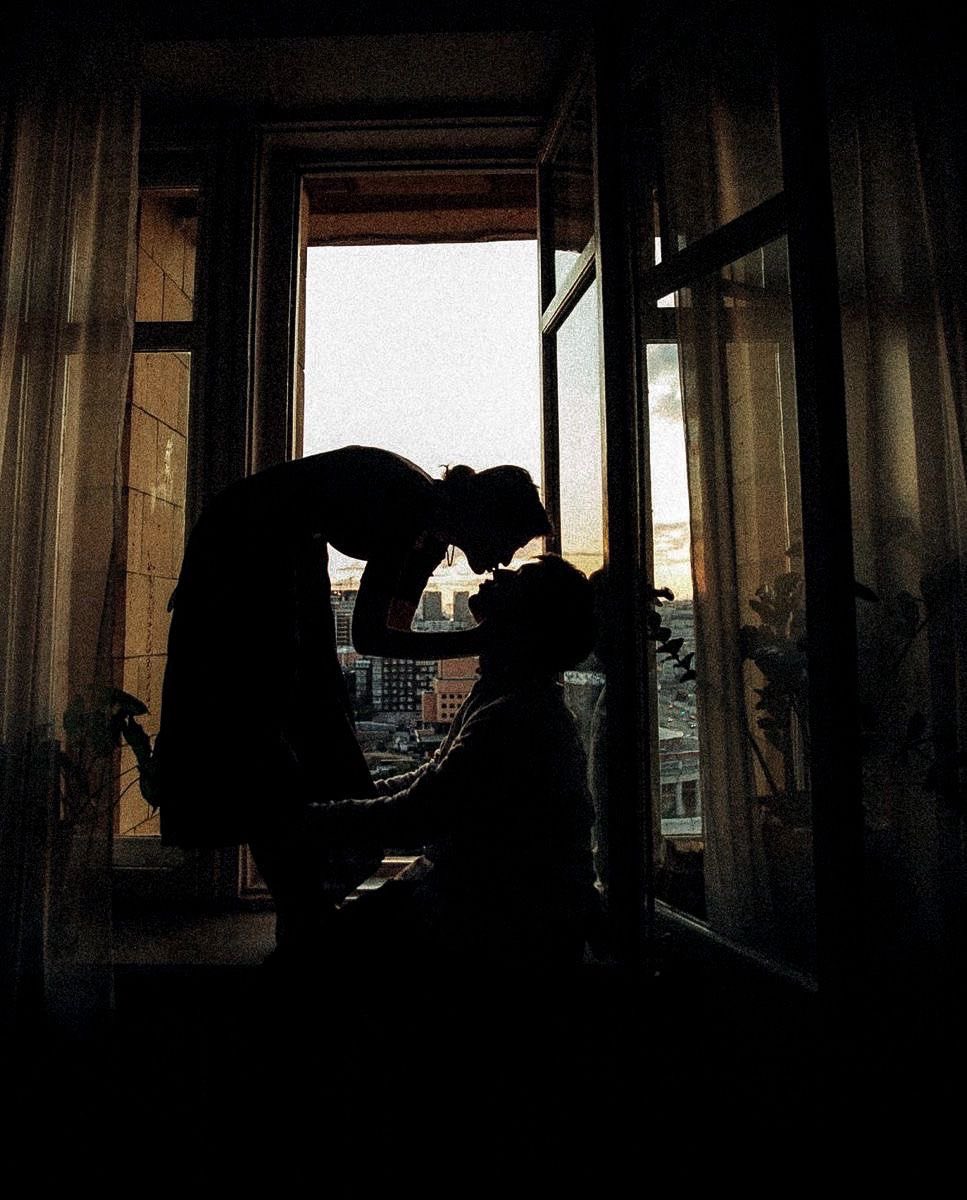 Eşq… dəlidir –
Səni ağladana “gözüm” deyəcək qədər…
Eşq ağılsızdır –
Həyatını zəhər edənə “həyatım” deyəcək qədər..!
Eşq qürursuzdur –
Səni sevməyən, üzən birinə “əzizim” deyəcək qədər

🪶Qənirə Paşayeva