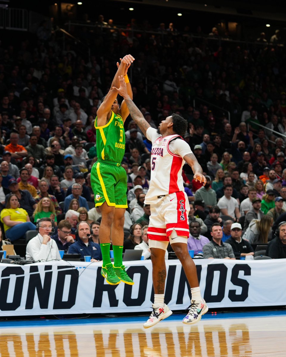The Ducks are down four after Barthelemy’s three. 

80-76, 1:19 remaining. #GoDucks