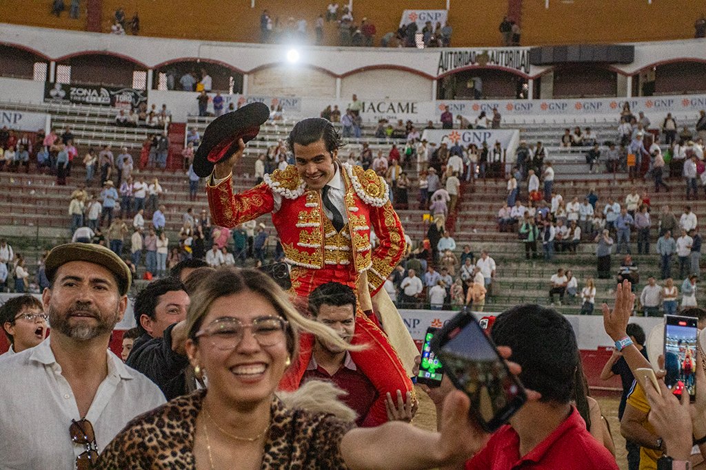 javierhoyos's tweet image. Diego San Román se lleva la tarde de la corrida de triunfadores del serial taurino 2025 en la Nuevo Progreso @emsa_gdl. El de Querétaro corta 3 orejas, 1 en su primer turno y 2 en el segundo, Demuestra poder y clase al sacar la casta en toros de Garfias muy ajustados en la lidia.