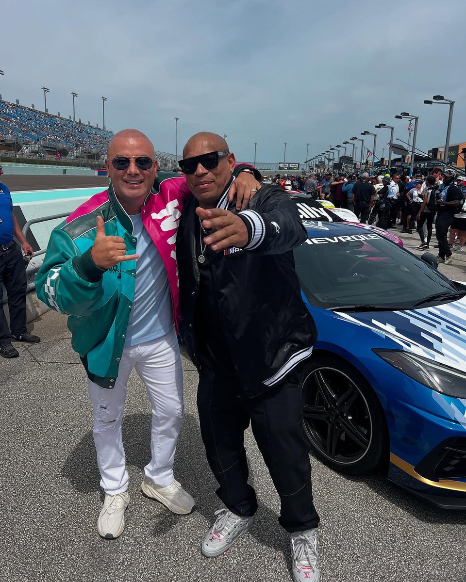 Gracias a <a href="/NASCAR/">NASCAR</a> <a href="/HomesteadMiami/">Homestead-Miami Speedway</a> por la increíble experiencia de ser Piloto Honorario del Pace Car. 

Felicidades al campeon <a href="/KyleLarsonRacin/">Kyle Larson</a>