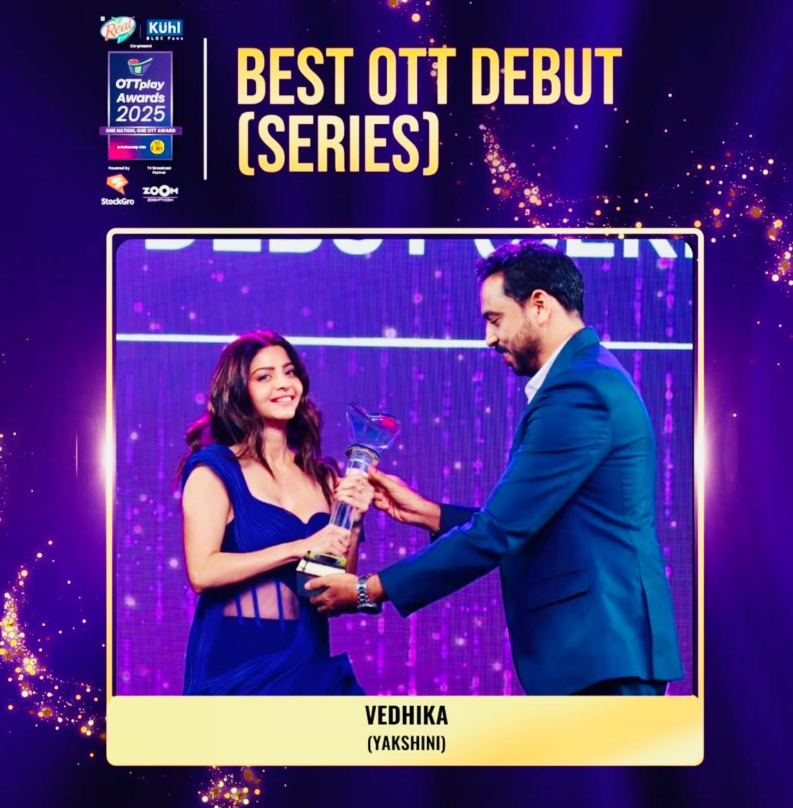 Anchor_Ravi__'s tweet photo. From captivating our hearts to conquering awards ❤️‍🔥

Actress @vedhika4u shines bright at the prestigious #OTTPlayAwards2025 in Mumbai , winning Best Debut in an OTT Series for her stellar  role in #Yakshini 👏🏻produced by Arka Media👏🏻

#Vedhika #OTTPlayAwards #BestDebut https://t.co/o6WSRLUSlE